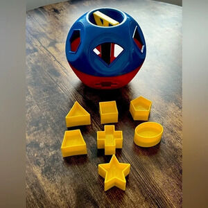 Tupperware | Shape-O children’s toy.